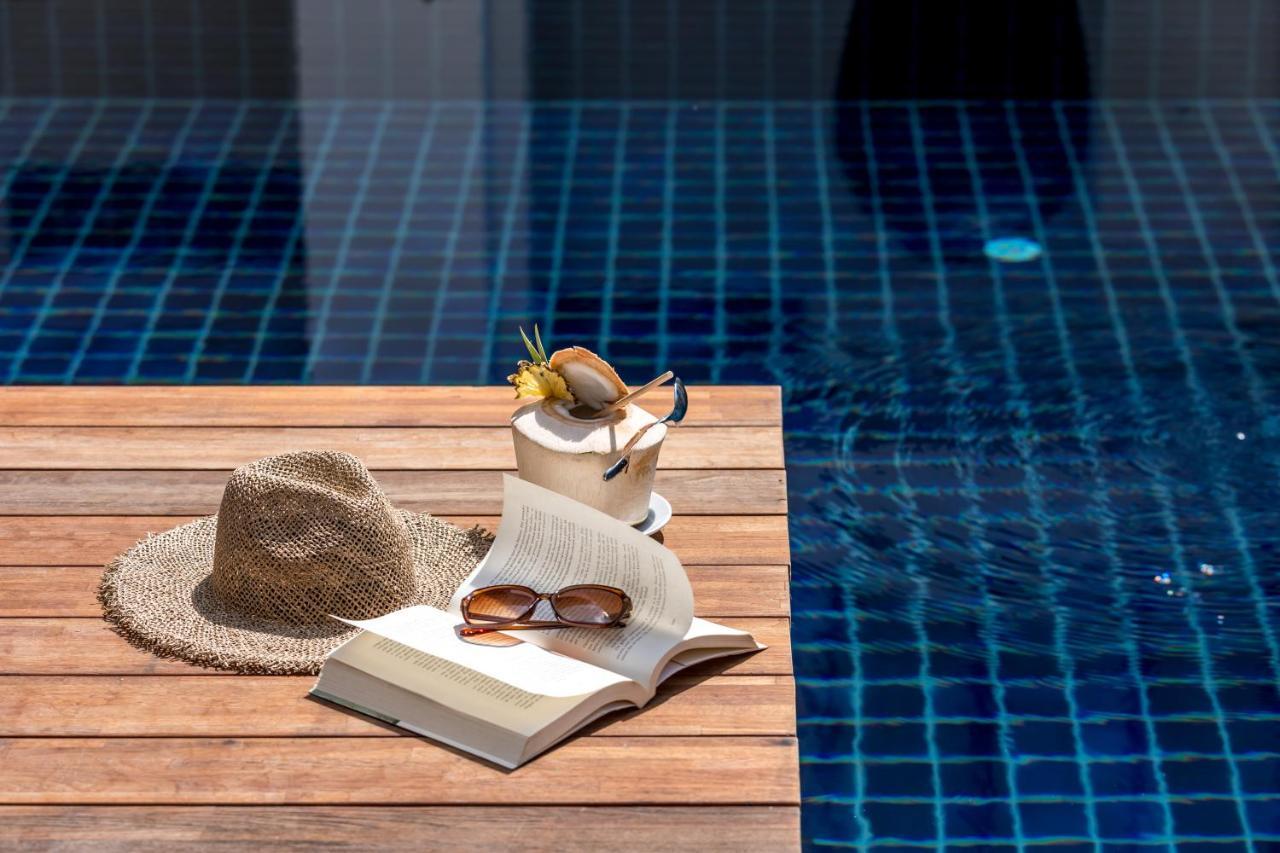 Outrigger Surin Beach Resort - Sha Extra Plus ภายนอก รูปภาพ A poolside table