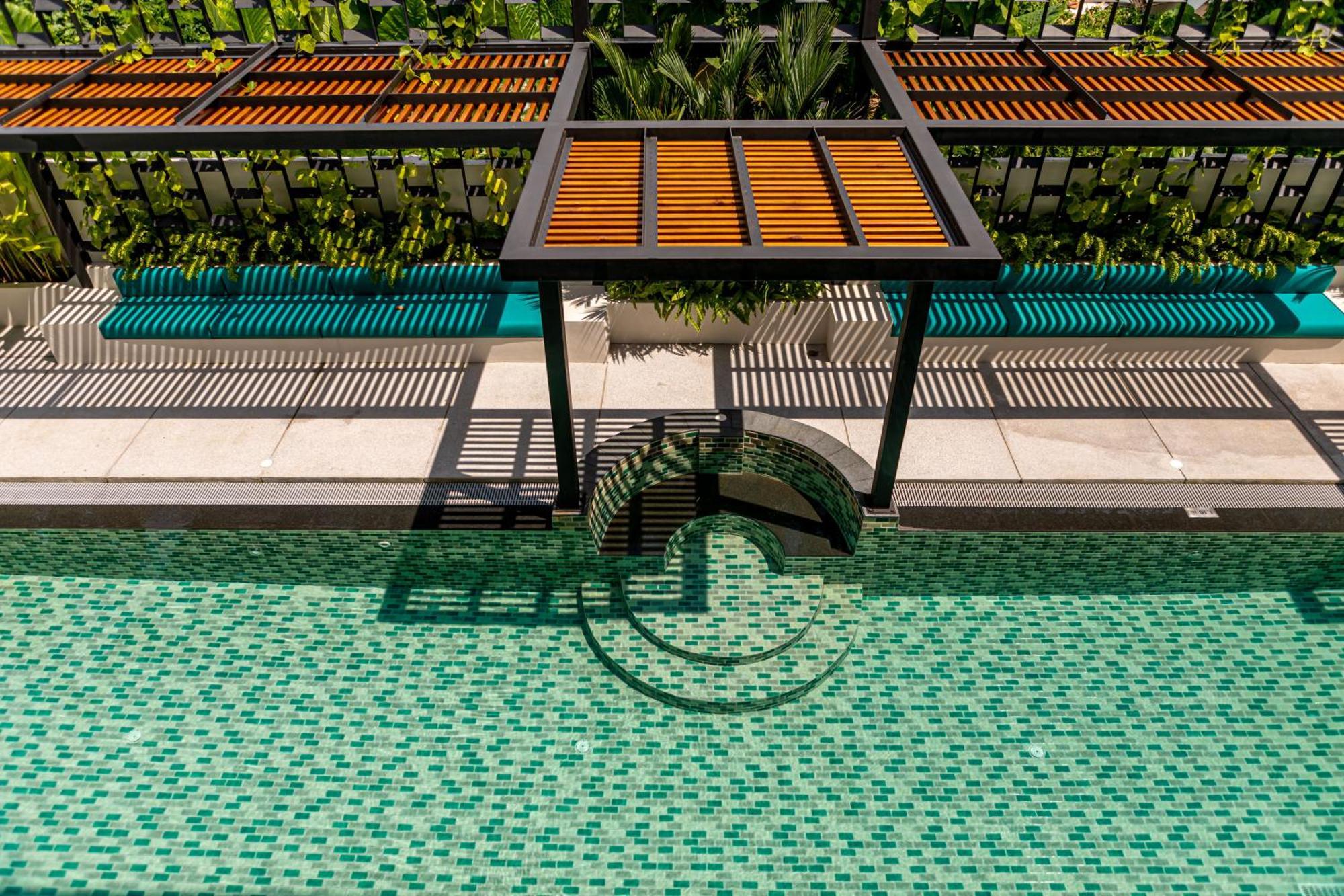 Outrigger Surin Beach Resort - Sha Extra Plus ห้อง รูปภาพ The swimming pool at the hotel